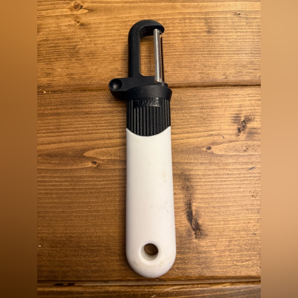 Vtg EKCO Y PEELER White Black 6" Long Plastic Handle Vegetable Peeler Corer